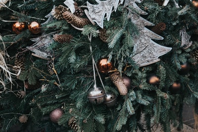 圣诞树与圣诞饰品和松果